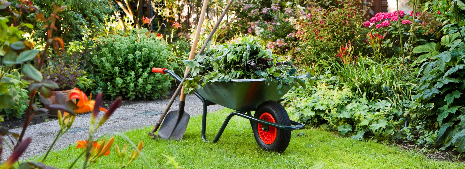Arbeiten mit der Schubkarre im Garten