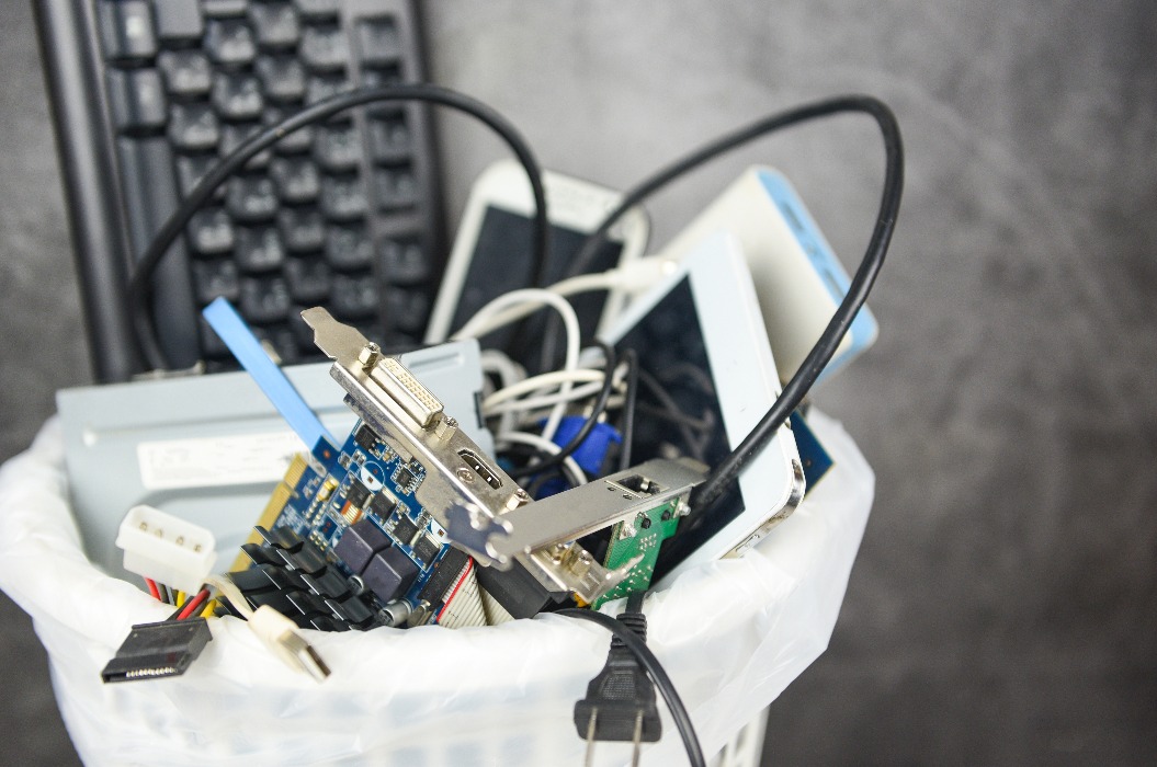 Elektronikschrott Konzept / Müll Elektroschrott bereit zum Recycling Altgeräte E-Schrott Entsorgungsmanagement Wiederverwendung Recycling und Rückgewinnung