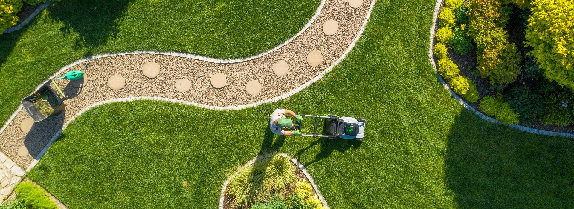 Großer Garten Rasenmähen durch kaukasischen Gärtner